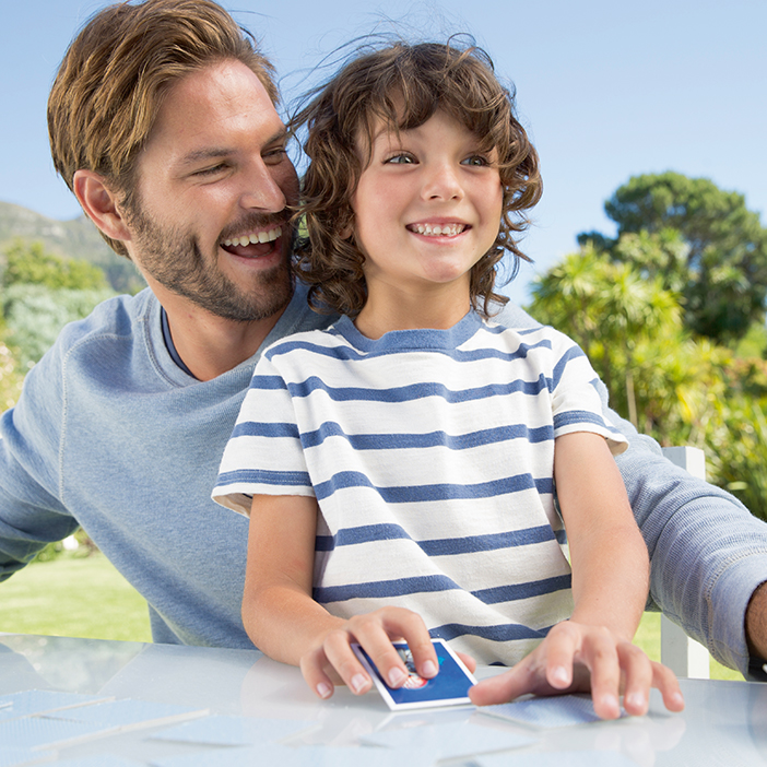 Père et fils jouent memory®